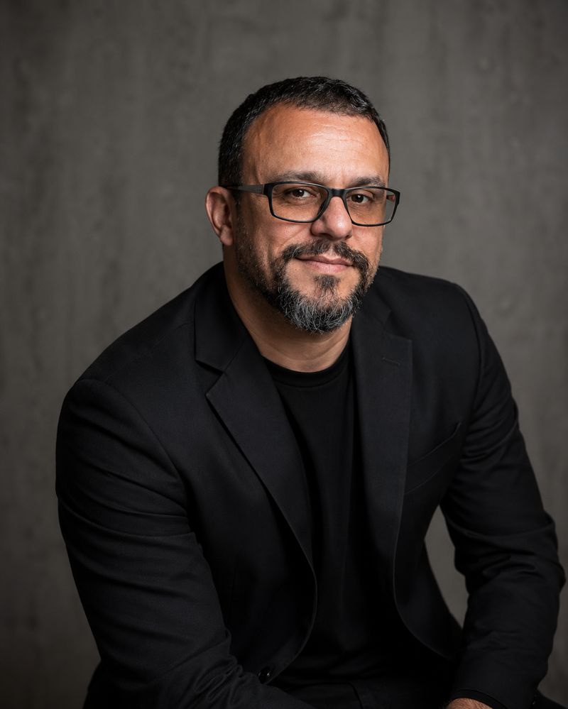 Retrato de Rodrigo Rotondo em estúdio, de blazer preto